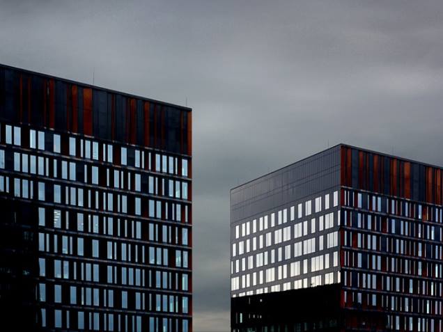 경로와 테라스를 강조하는 유용한 조명 아이디어